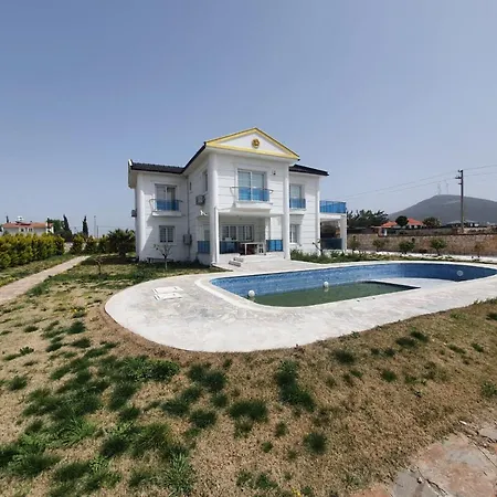 Luxury With Private Pool In Yesiltepe *